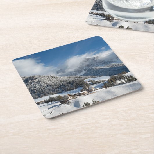 雪のドロマイト山が付いている小さい村 スクエアペーパーコースター (アングル)