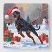 雪のドーベルマン - クリスマス帽をかぶって疾走 スクエア壁時計 (正面)