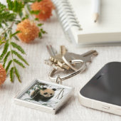 雪のパンダの子牛、臥龍、四川省、中国 キーホルダー (側面)