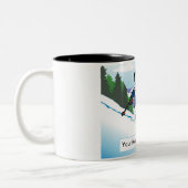 雪のパーソナライズされたスキーヤー – 男性の漫画 ツートーンマグカップ (左)