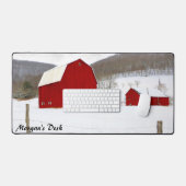 雪のパーソナライズされた多い農場のシーンで赤いバーンズ デスクマット (キーボード&マウス)