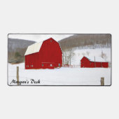 雪のパーソナライズされた多い農場のシーンで赤いバーンズ デスクマット (正面)