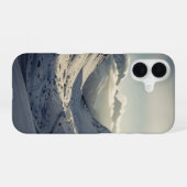 雪のビンテージマウンテンパス iPhone 16ケース (裏面横)