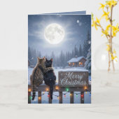 雪のフェンスで抱き合うクリスマスの猫たち カード (黄色い花)
