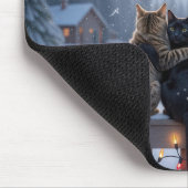 雪のフェンスで抱き合うクリスマスの猫たち マウスパッド (コーナー)