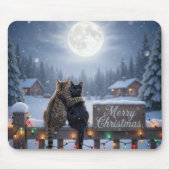 雪のフェンスで抱き合うクリスマスの猫たち マウスパッド (正面)