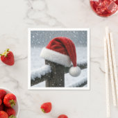 雪のフェンスの柱の上のサンタの帽子 スタンダードカクテルナプキン (インサイチュ)