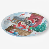 雪のフランスの中のブルドッグのクリスマスドッグハウス ペーパープレート (アングル)