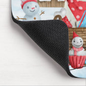 雪のフランスの中のブルドッグのクリスマスドッグハウス マウスパッド (コーナー)