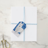 雪のフレークとダークブルーの空に対して白いハスキー。 ギフトタグ (より糸付き)