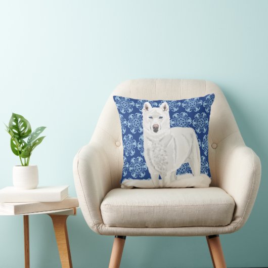 雪のフレークとダークブルーの空に対して白いハスキー。 クッション (椅子)