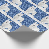 雪のフレークとダークブルーの空に対して白いハスキー。 ラッピングペーパー (角)