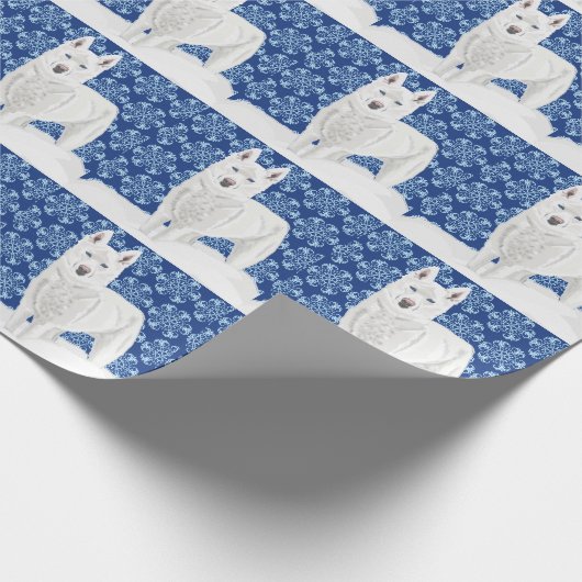 雪のフレークとダークブルーの空に対して白いハスキー。 ラッピングペーパー (角)