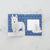 雪のフレークとダークブルーの空に対する白いハスキー カード (内部)