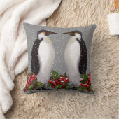 雪のペンギンのカップル: クリスマスの芸術: ヒイラギ クッション (ブランケット)