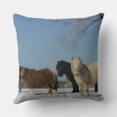 雪のミニチュア馬のグループ クッション (裏面)