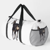 雪のミニマル上でアルパインシャモア山ヤギ ダッフルバッグ (右コーナー)