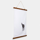 雪のミニマル上でアルパインシャモア山ヤギ 吊り下げ型タペストリー (傾斜あり)