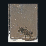 雪のムース<br><div class="desc">ヴィンテージジョン・バウアーの作品は、2つの木の間の雪の中に立っているムースを描いている。</div>