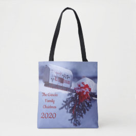 雪のメールボックス、松の枝、赤い弓、ベリー家族 トートバッグ