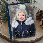 雪のモダン台本の写真を撮る シーズンカード<br><div class="desc">お友達と家族に楽しい休日を願うカワイイな休日のフォトカード！カードは繊細な雪のフラリーとカードの垂直写真縁どを備えている。「Let It Snow」は白いトレンディー書の台本に表示され、下に家族の名前が記されている。のシンプルホリデーカードが反転し、ネイビーの背景を持つ白い雪のドットが表示される（または選択した色に変更）。</div>