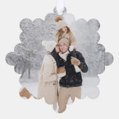 雪のモダン多いブラシストローク写真と楽しいスクリプト オーナメントカード (裏面)