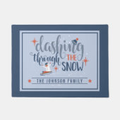 雪のモノグラムのクリスマスをダッシング ドアマット (正面)