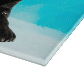 雪のラブラドールに座る黒いクリスマス犬 カッティングボード (角)