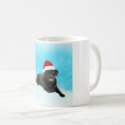 雪のラブラドールに座る黒いクリスマス犬 コーヒーマグカップ (正面右)