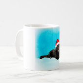 雪のラブラドールに座る黒いクリスマス犬 コーヒーマグカップ (正面左)