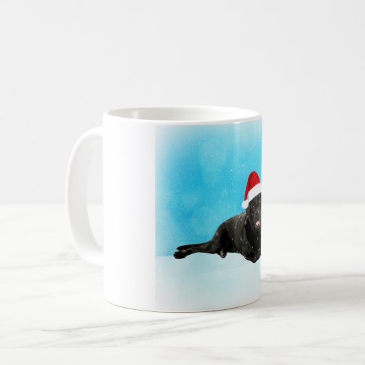 雪のラブラドールに座る黒いクリスマス犬 コーヒーマグカップ (正面左)