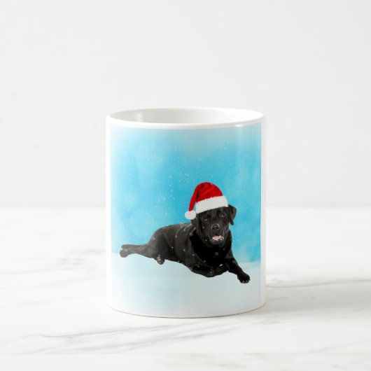 雪のラブラドールに座る黒いクリスマス犬 コーヒーマグカップ (中央)