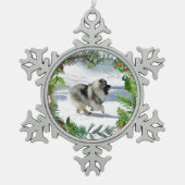 雪のランニングクリスマスの装飾のケーズ スノーフレークピューターオーナメント (正面)