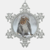雪のリスのクリスマスの飾り スノーフレークピューターオーナメント (正面)