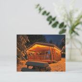 雪のログキャビンの美しいクリスマスライト シーズンポストカード (スタンド正面)