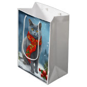 雪のロシアのクリスマスに青い猫 ミディアムペーパーバッグ (正面アングル)