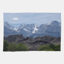 雪のローンパインの山のキャップ キッチンタオル