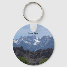 雪のローンパインの山のキャップ