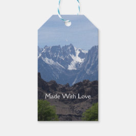 雪のローンパインの山のキャップ ギフトタグ