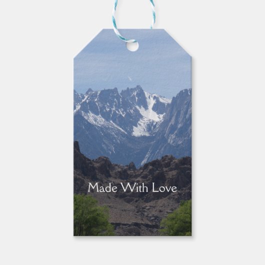 雪のローンパインの山のキャップ ギフトタグ (正面)