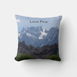 雪のローンパインの山のキャップ クッション