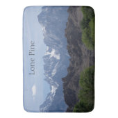 雪のローンパインの山のキャップ バスマット (正面縦)