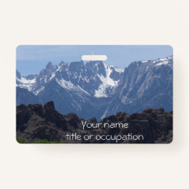 雪のローンパインの山のキャップ バッジ