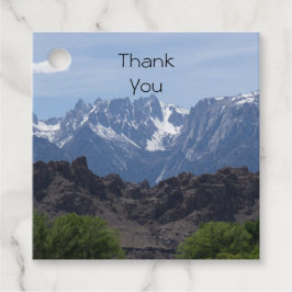 雪のローンパインの山のキャップ フェイバータグ