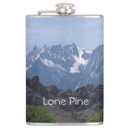 雪のローンパインの山のキャップ フラスク