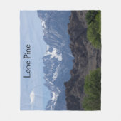 雪のローンパインの山のキャップ フリースブランケット (正面)