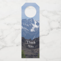 雪のローンパインの山のキャップ