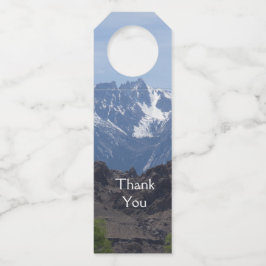 雪のローンパインの山のキャップ ボトルネックタグ