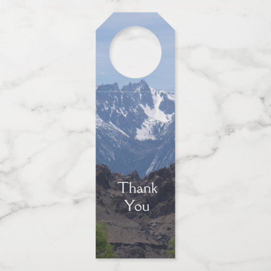 雪のローンパインの山のキャップ ボトルネックタグ (正面)