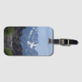 雪のローンパインの山のキャップ ラゲッジタグ (正面横)